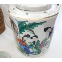 Chinees porseleinen theeset in rieten foedraal